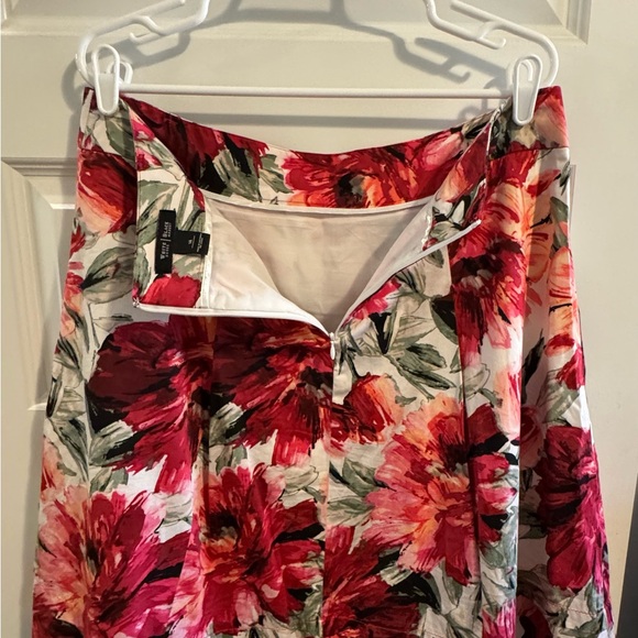 White House Black Market Red and White Floral A-Line Skirt - Picture 3 of 5